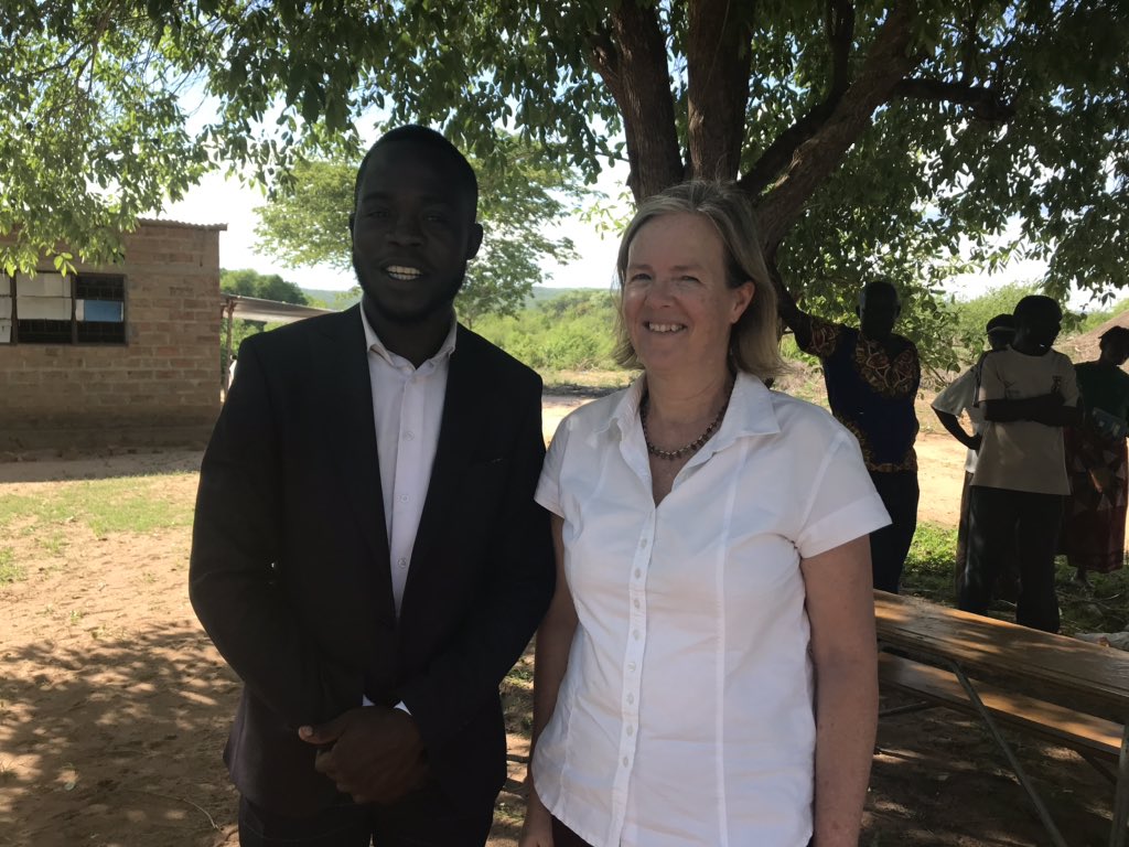 SverkenK's tweet photo. @SwedeninZM @unicefzambia @SidaCarin in Gwembe district, Sinafala community, meeting beneficiaries that just received the emergency cash transfers supported by @SwedeninZM @Sida and @DfidZambia @noalaskinner @SteveBeel @makdagetachew @AnnaMajHultgard https://t.co/tUJhUiEloC