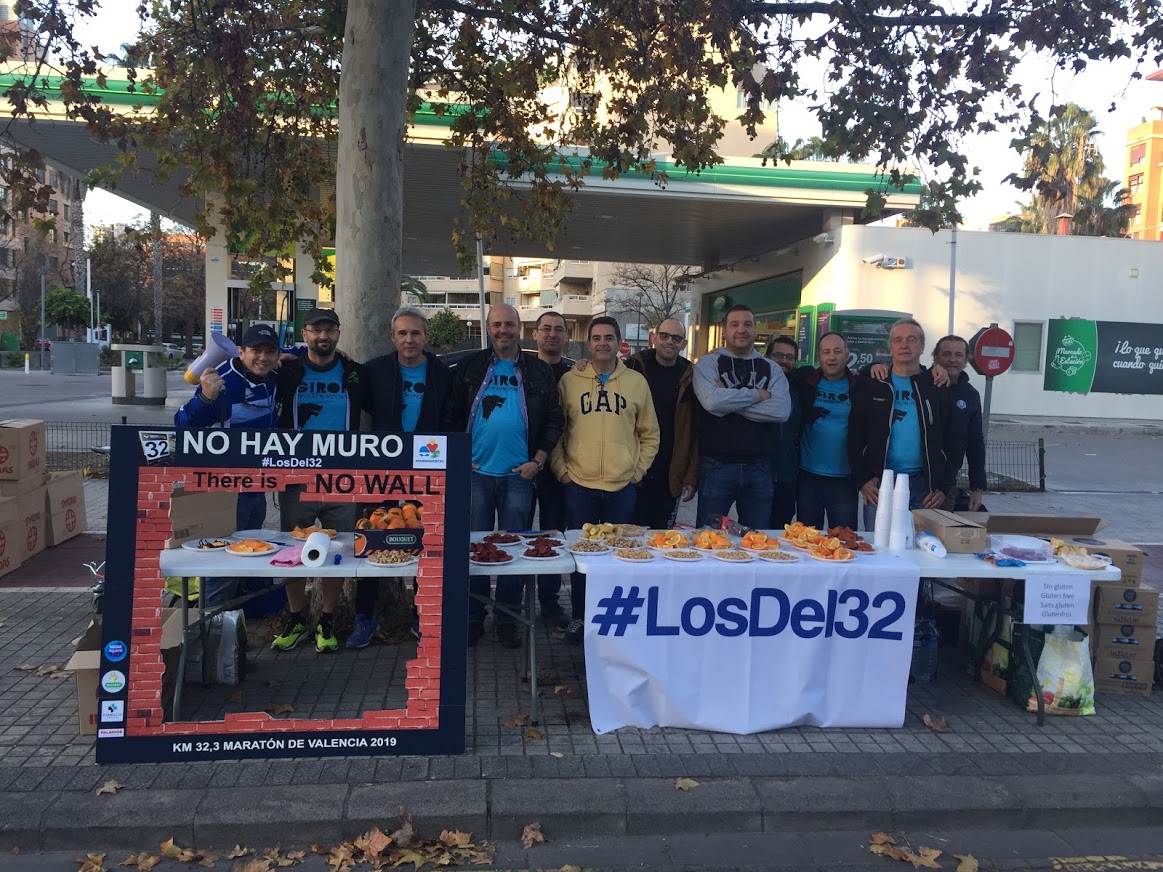 miguelgiron1975's tweet photo. Una vez pasado el @maratonvalencia es obligado dar las gracias por su colaboración en el punto de animación #LosDel32 a @Bouquet_es y a @corredorfran con sus naranjas y  persimones fuente de vitamina C. 👏🏼👏🏼👏🏼 https://t.co/GIIpUGCeBn