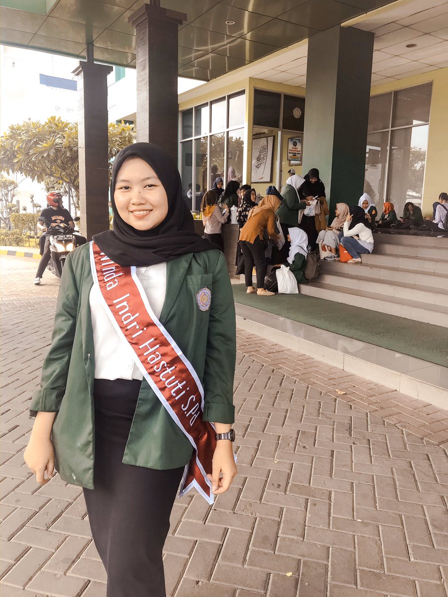 windaindrih's tweet photo. Tweet ini saya dedikasikan untuk senior saya disalah satu ekstrakurikuler disalah satu sekolah menengah atas kala itu yang mengatakan bahwa saya ujung-ujungnya akan di pasar seperti ibu saya, yang mana ibu saya adalah pedagang pasar. Maaf kak, saya kini Sarjana Pendidikan🌻 https://t.co/UD5XXZPGR6