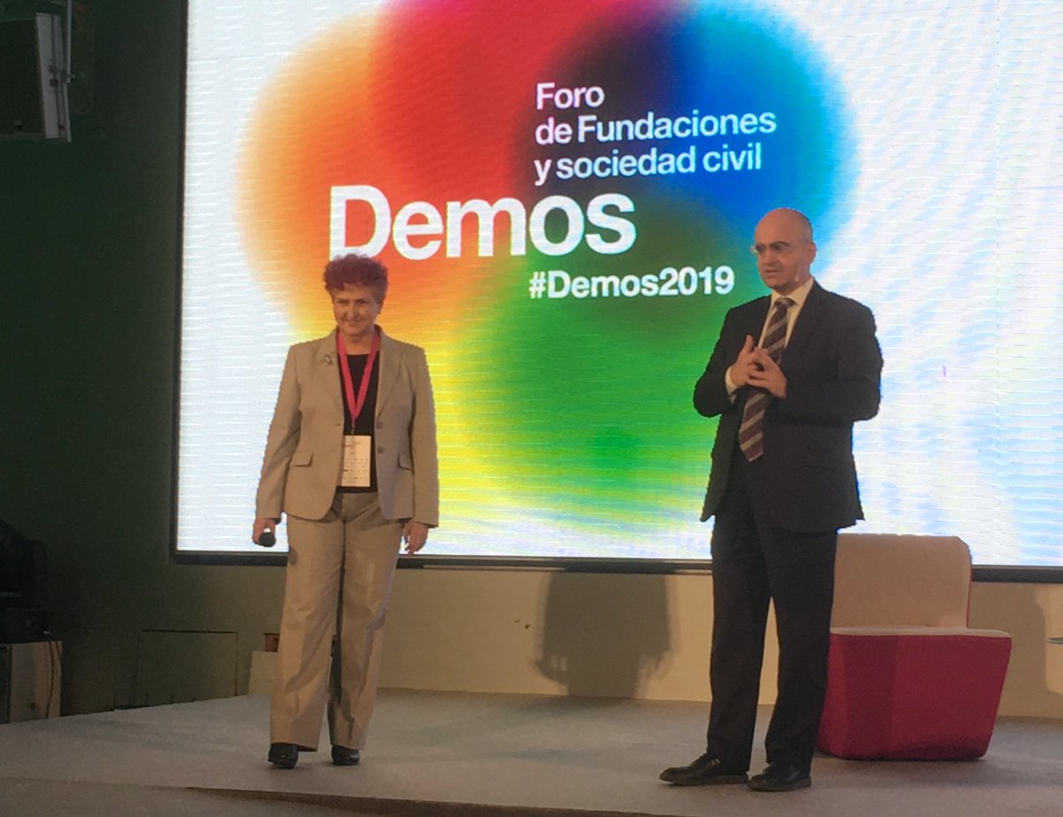 FUNDADEPS's tweet image. Tiempo de “Leer pensando en Salud” en el @foro_demos #Demos2019. Lo presentan  Luis González de @fundacionGSR y nuestra presidenta @MariaSainz11, que se refieren a la alianza establecida por ambas entidades para promover la #lectura con el objetivo de mejorar la salud del cerebro
