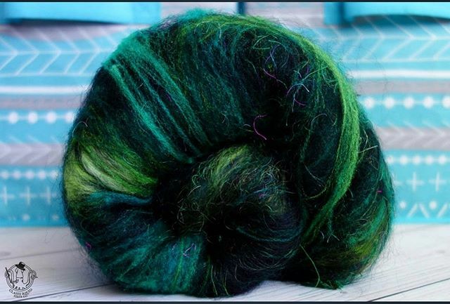 ClassySquid's tweet image. {After Dark} in shade 006 - just one left! Pitch black Corriedale strewn with pops of deep emerald green, just scrumptious 💚🖤💚🖤 Get it at ClassySquidFiberCo.com! 🎉 ift.tt/34MYYh1