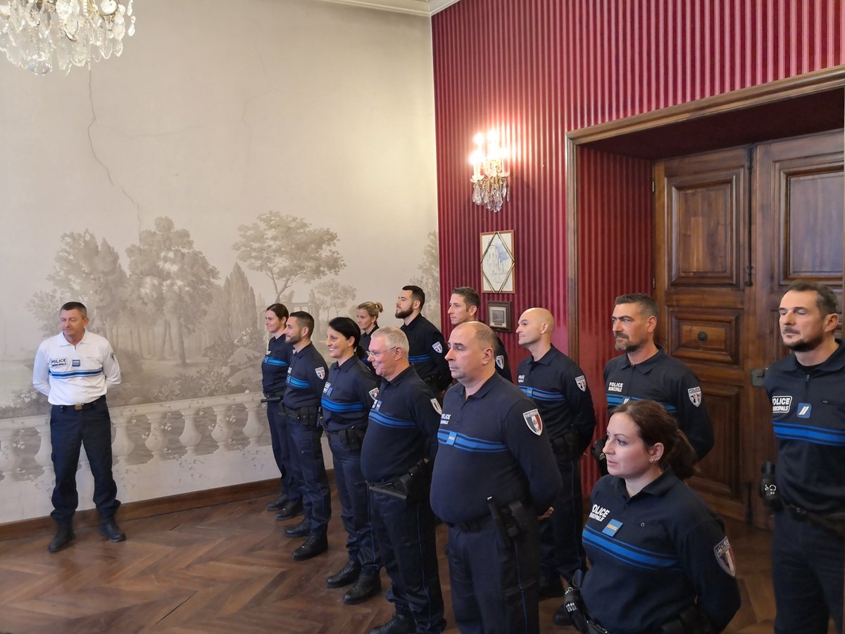 PoliceNat05's tweet photo. [#ContinuumDeSecurité]
#PartenariatGap
#PoliceNat05
Cérémonie de remise des armes SIG2022 en calibre 9mm aux 12 👮🏻‍♂️municipaux de GAP en présence du DDSP 05.
Complémentarité des missions entre la PN et la PM.
Cette arme complète leur équipement pour assurer la sécurité à GAP https://t.co/sooG7PfqUo