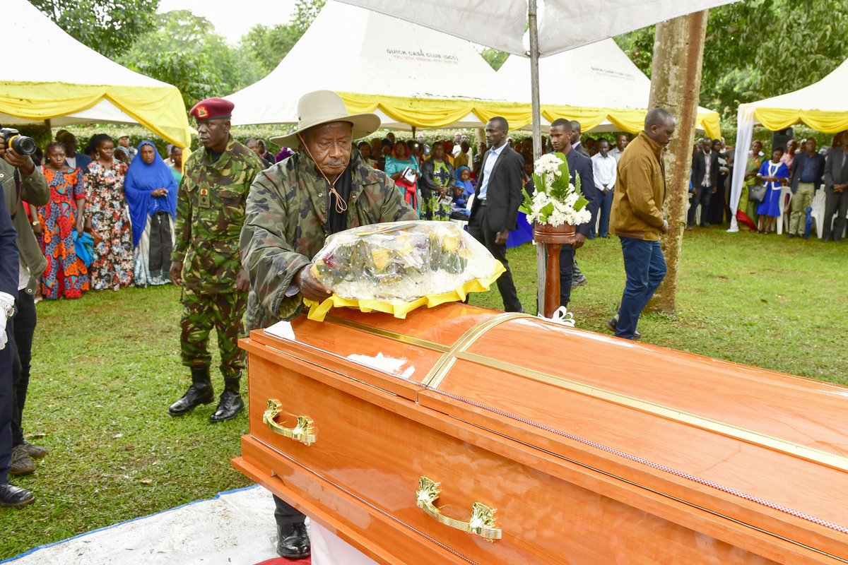 KagutaMuseveni's tweet photo. Joined mourners in Katende Village, Mawokota County, Mpigi District to send-off Nalongo Kyazze Kiwanuka, a long-time comrade and supporter of our liberation movement. https://t.co/c7QELL5mVF