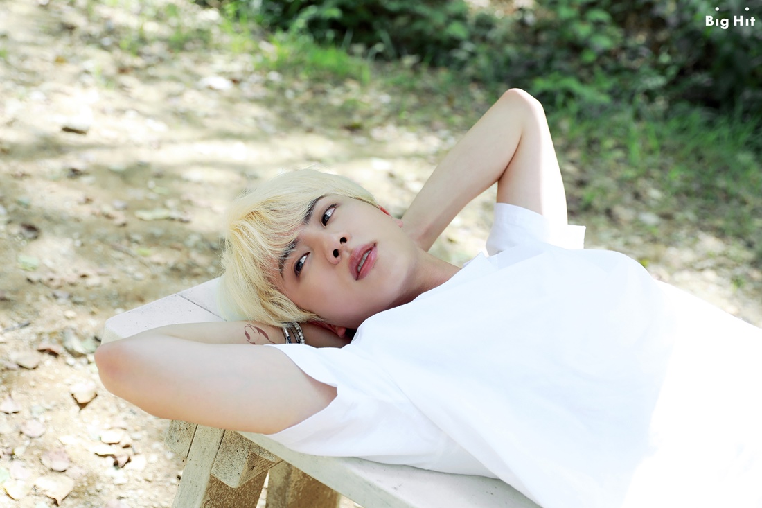 BenBenLyfe's tweet photo. Happy Birthday to our Kim Seokjin! All the best only for you @BTS_twt 
#석진아우리가많이좋아해하트
#12월의첫눈김석진_생일축하해
#소중한이밤우리의별_석진
#JINDAY
#HappyJINDay
#HappySeokjinnieDay
#TonightYoureOurStar
#OurFlowerofDecember
#JinOurDecemberStar
#WorldwideHandsomeJinDay https://t.co/AoUSnnW3ah