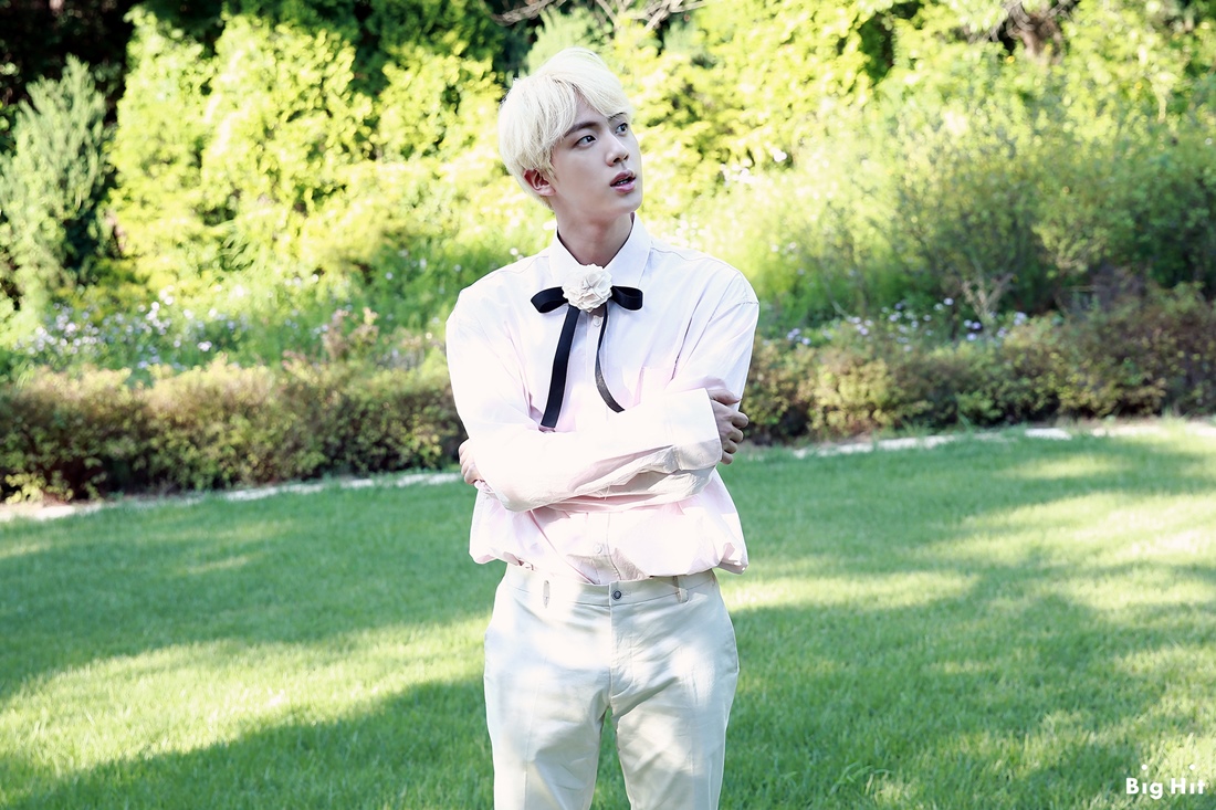 BenBenLyfe's tweet photo. Happy Birthday to our Kim Seokjin! All the best only for you @BTS_twt 
#석진아우리가많이좋아해하트
#12월의첫눈김석진_생일축하해
#소중한이밤우리의별_석진
#JINDAY
#HappyJINDay
#HappySeokjinnieDay
#TonightYoureOurStar
#OurFlowerofDecember
#JinOurDecemberStar
#WorldwideHandsomeJinDay https://t.co/AoUSnnW3ah