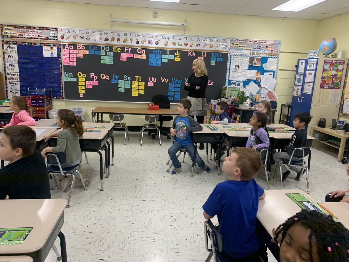 McMMalone's tweet photo. 1st Grade Fundations, teachers team teaching and teachers learning from each other @TishKatalinic @jcoennen @cstrelow27 @MrsOnik1  thank you Mrs. Weber’s 1st grade #d123 #123hmt https://t.co/WB2qB0MjWh