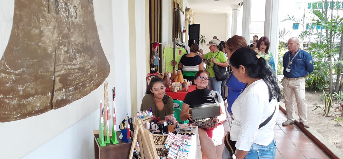 UCarabobo's tweet photo. Muy concurrido durante toda la mañana de este martes #3Dic, con personas que han visitado y compartido en Expo-Arte #NavidadUC 2019. https://t.co/EwzGC4gyHJ