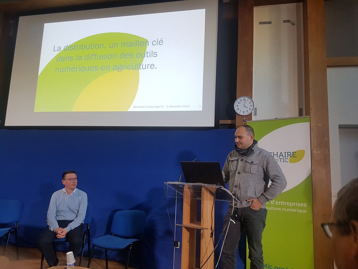 ChaireAgroTIC's tweet photo. #seminaireagrotic @JeromeClr et @IanSolo34 : réflexion des membres de la @ChaireAgroTIC sur le rôle des acteurs de la chaîne de valeur dans la diffusion des outils numériques au service de l'agriculture https://t.co/kJNAHKWhT4