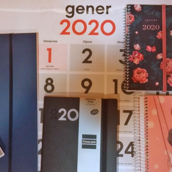 La Carpeta PETTA d' <a href="/Encantsnouseix/">Encantsnous Eix Comercial</a> disposa d'una gran oferta en agendes i calendaris, pel proper 2020, per no saltar-te cap de les teves cites. Aprofita, ara, aquesta promoció: agendes a partir de 6€ i calendaris des de 4.20€.

+ info👇
ow.ly/QoUH50xnRfz