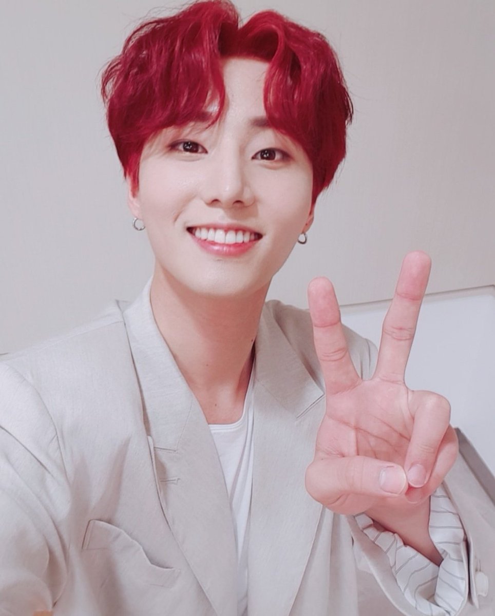 firefliqs's tweet photo. mamá younghyun me está molestando https://t.co/2IiD2hOufG