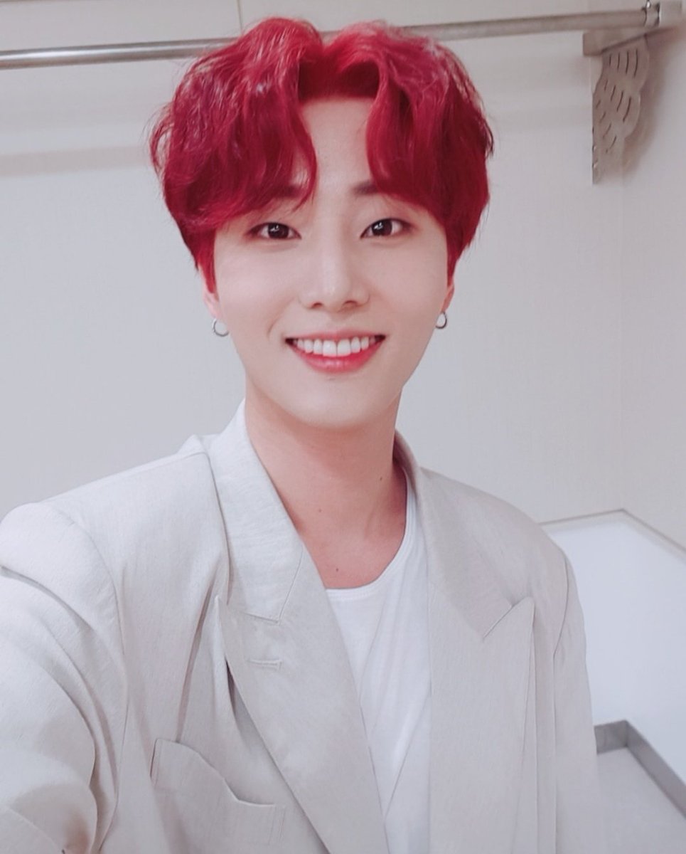 firefliqs's tweet photo. mamá younghyun me está molestando https://t.co/2IiD2hOufG