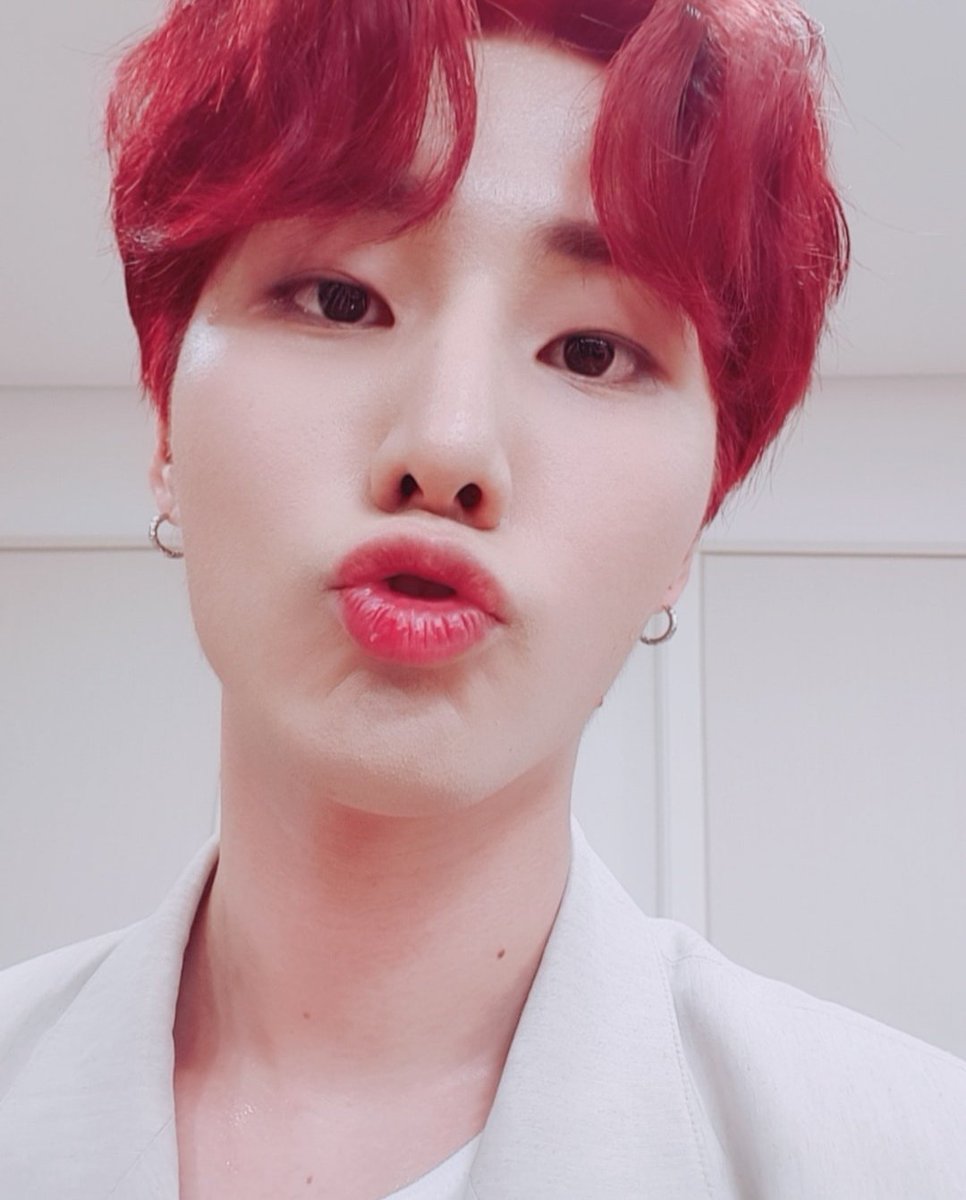 firefliqs's tweet photo. mamá younghyun me está molestando https://t.co/2IiD2hOufG