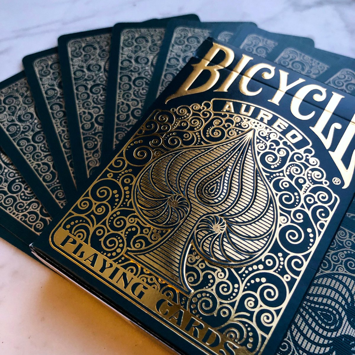 bicyclecards's tweet photo. ♥️♠️♦️♣️ Bicycle® Aureo is perfect to help you get glitzy for the holidays with it's rich green and gold!  #BicycleCards #USPCC  Find this deck @ https://t.co/WxnJGbQwf1 and https://t.co/nnf3FEnERM 
 #green #gold #playgames #playingcards #cardcrush #foil #aureo https://t.co/DyhkvoZ6nB