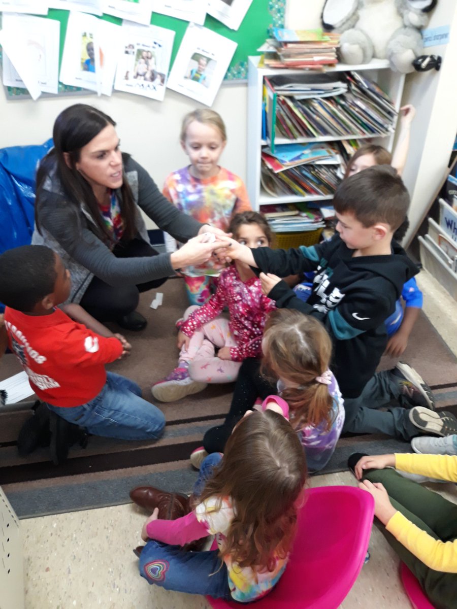 A "Fair is not Equal" lesson in Kindergarten with <a href="/LaurenpattNPSD/">Lauren Patterson</a> and <a href="/MariaStratt/">Maria</a> for #InclusiveSchoolsWeek #nwpride #nwbragtag