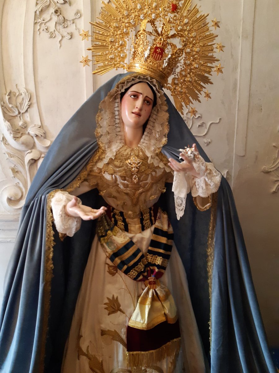 Así amanece ataviada Nuestra Señora de los Dolores para el mes de diciembre.