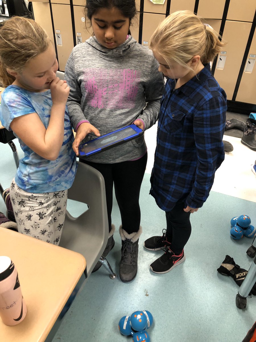 mshildebrandSMS's tweet photo. WISE workshop coding in 5D @NMSHanover #HSDlearns #girlswhocode #Science #technology #middleschool https://t.co/fUqevHYJUY