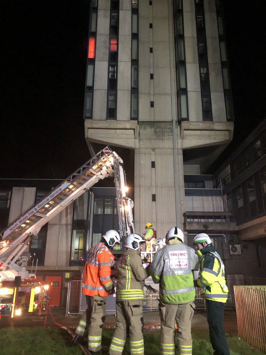 Great multi agency training exercise this evening at the former police building at Bodhyfyd #Wrexham – working together to protect our communities <a href="/NWP/">Winston Smith</a> <a href="/WelshAmbulance/">Welsh Ambulance</a> <a href="/Wrexhamcbc/">Wrexham Council</a> <a href="/shropsfire/">Shropshire Fire and Rescue Service</a>