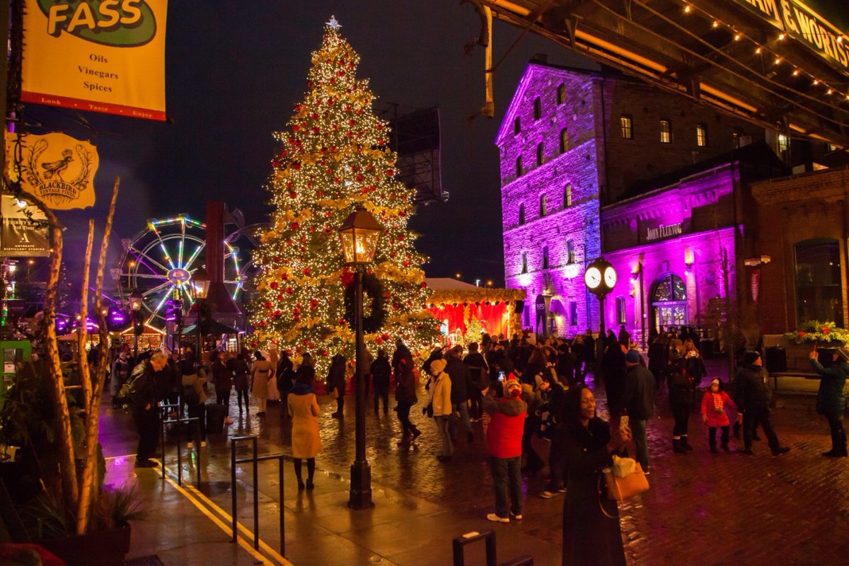 Make your spirits bright with these top things to do in #Toronto for the holiday season.  bit.ly/2rzOAu8 #SeeTorontoNow