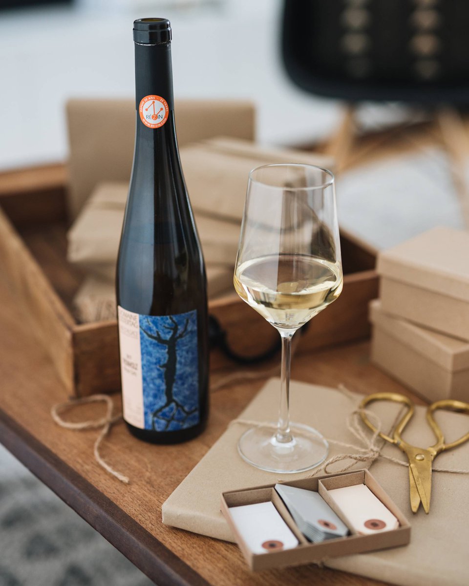 Comme un cadeau précieusement emballé, un blanc d'Alsace donne le sourire et se laisse découvrir 😌 Et pas besoin d'occasion spéciale pour ce petit plaisir! Alors, tentés?

<a href="/VinsAlsace/">VinsAlsace</a> #Alsace #DrinkAlsace #winelovers