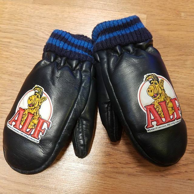 Also wishing we could fit our hands into these vintage kids mittens with Alf on them

#vintagekidsclothes #alf ift.tt/2OOTflr