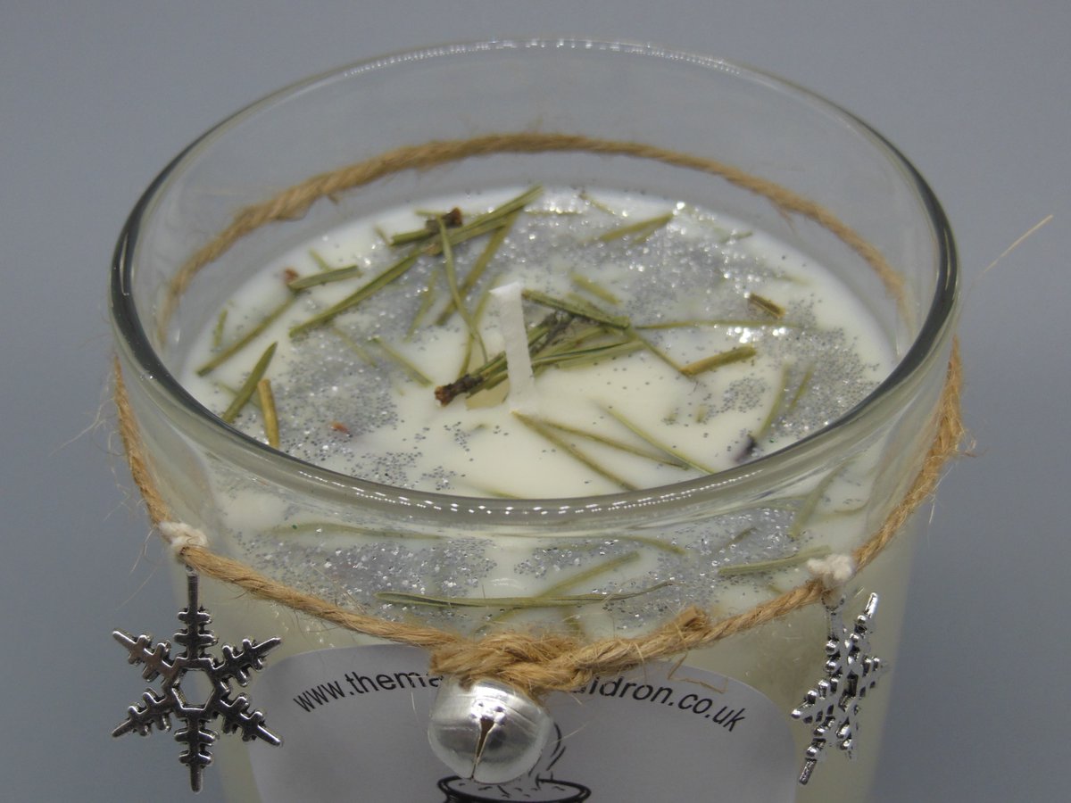 SoulAwakenGuide's tweet image. Good evening! Hope everyone is having a good start to the week?  Here is our lovely Snowy Woodlands candle - it smells just like a real Christmas tree but without the mess! #CraftBlogClub