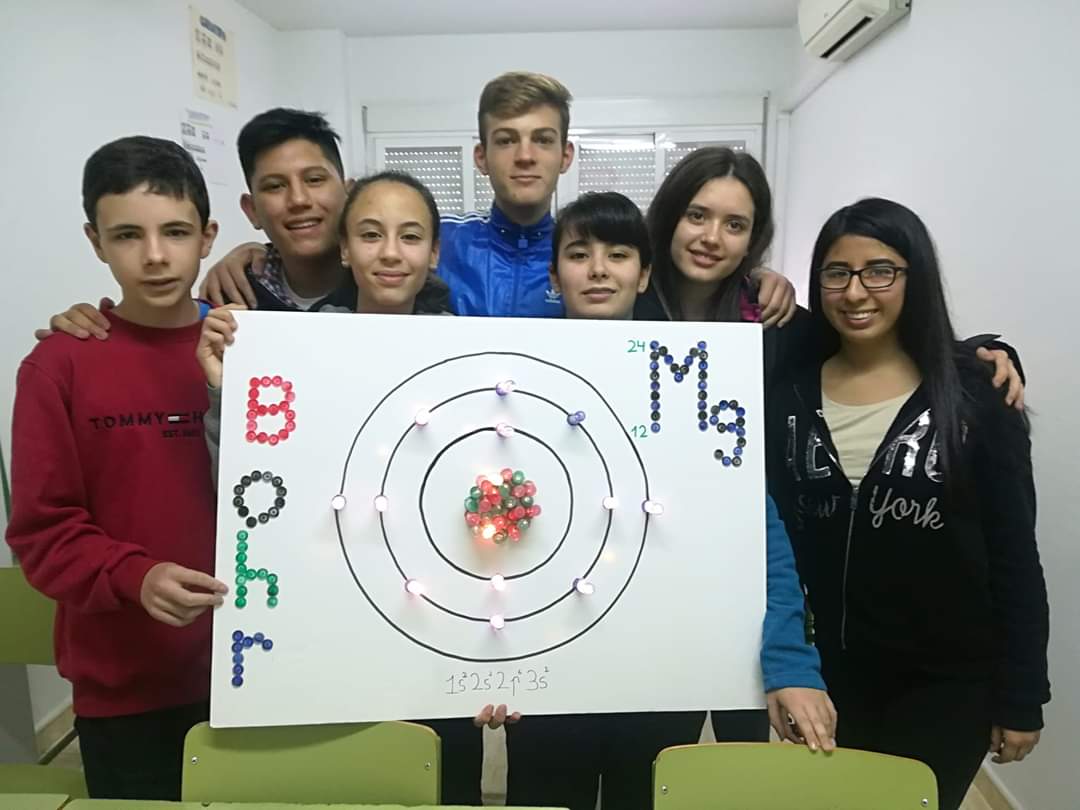 ColegioHerma's tweet photo. ¿Quién dijo que la #Química es aburrida?
Estudiamos los modelos atómicos con maquetas construidas por los alumnos, y además con materiales reciclados.
😍😍😍😍😍😍😍😍
#reclicla
#ereselplanetafuturo
#Bohr
#herma
#modelosatomicos
#4ESO
#laquimicaesdivertida https://t.co/gM81JTjtSR