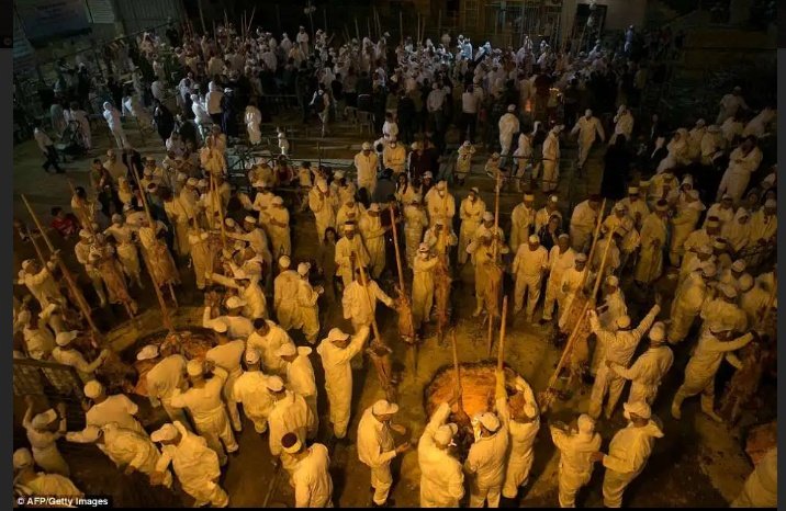 toplumvetarih's tweet image. Eski geleneği canlı bir şekilde yaşatan #Samiri ritüelinin merkezinde "erkek çocuk"ların bulunduğu açıktır.
Kendi sunularını kendileri yiyen, yani  geçmişte #İçKanibalizm uygulayan bu tür topluluklar, kaçınılmaz olarak eriyip yok olmakta, gizli sekt halinde dağılmak durumundadır.