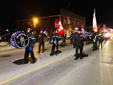 DÉBUT DE DÉCEMBRE SUR UNE NOTE "LUMINEUSE"

Les 57 corps de cadets de l'Armée SD &amp; G Highlanders de Vankleek Hill ont participé au défilé de Noël, qui faisait partie du tout nouveau festival intitulé Bright Nights, le dimanche 1er décembre Alexandria, ON.

#ProgrammeCadets