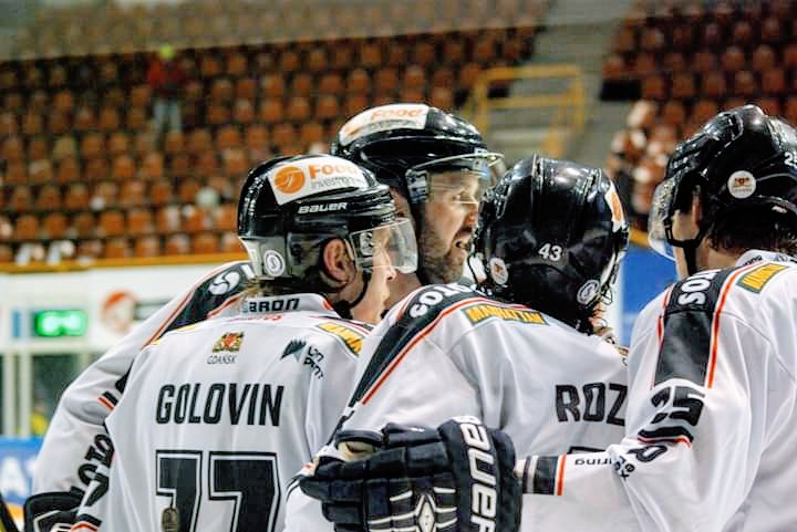 Trzecie zwycięstwo z rzędu to już seria 😉 Hokeiści LOTOS PKH Gdańsk pokonali na wyjeździe Zagłębie Sosnowiec 4:1 🏒 Bramki dla Gdańska: Bilcik, Marzec, Golovin i Pesta 👏

---------------
#hokej #PHL #Sosnowiec vs. #Gdańsk