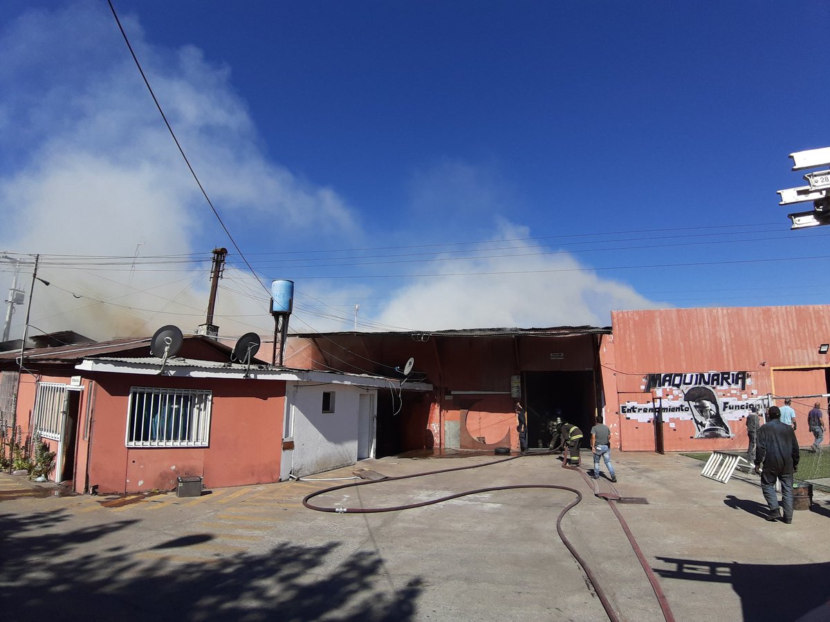 cconoticias's tweet photo. AHORA| Fuego en bodega de taller mecánico al interior de ex packing ubicado en calle Lautaro costado Línea Férrea #Curicó https://t.co/ayGdGiwiv6