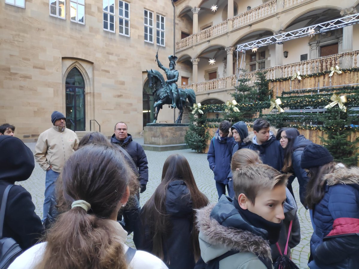 IESHnosMachado's tweet photo. Para terminar el encuentro en Stuttgart, nuestros alumnos recorren la ciudad y visitan los monumentos más emblemáticos @sepiegob @ComeToKnowMe https://t.co/TrojtXKknB