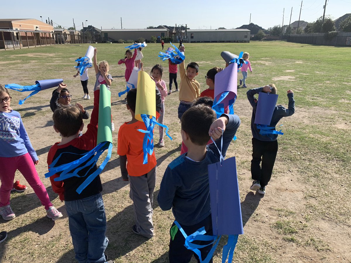 heididcain's tweet photo. @StanleyStampede #firstgrade observed wind direction and wind speed with our handmade windsocks! #ilovesse https://t.co/CLV2CiIFM6