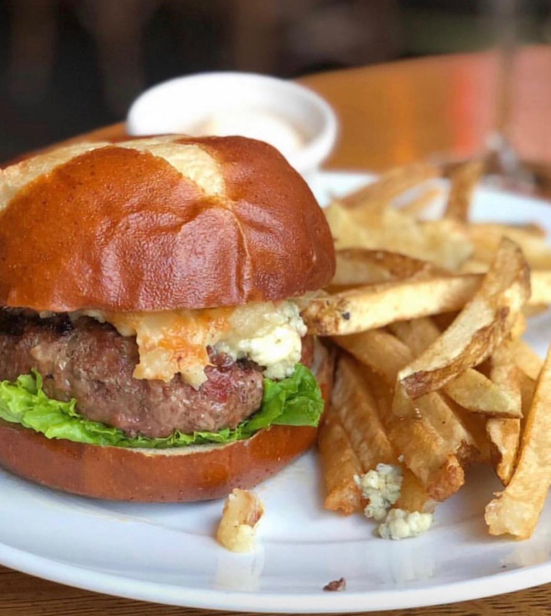 GlunzTavern's tweet photo. Try @GlunzTavern cheeseburger every Wednesday for only $6! Our Tavern Burger features a sunnyside up egg, blue cheese, tomato marmalade &amp; onion confit 🍔 📷: @kel_eats_chicago 

 #glunztavern #cheeseburger  #oldtownchicago #312food #eaterchicago #redeyechicago https://t.co/p6B5Azn4qU