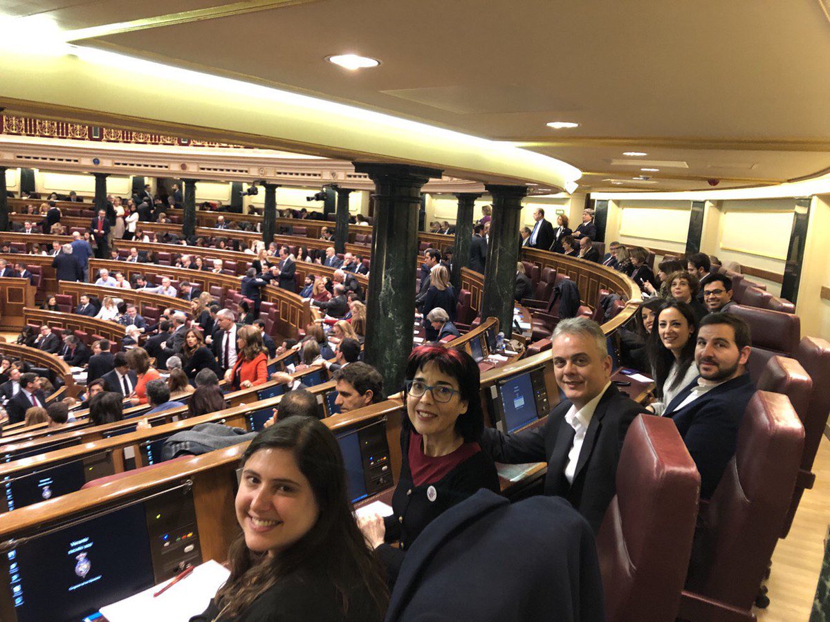 elPCPV's tweet photo. La nostra diputada @Roser_Maestro ha promès el càrrec, "per la democràcia i la república", en l'inici de la #XIVLegislatura al Congrés. 
📺Video: https://t.co/41pIZqdGhH https://t.co/66yhcHLRWU