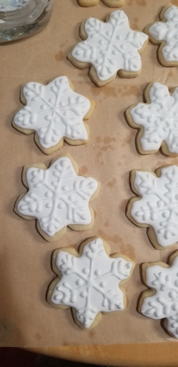 LeopardLibrary's tweet image. I really enjoyed making cookies for our @MRobinsonElem staff. I think I&apos;m getting better at making royal icing. #makinglearningmagical #homemadeisbest