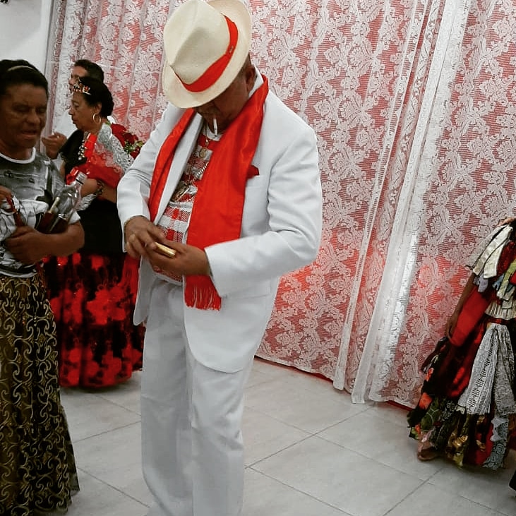 DeOrixas's tweet photo. Vi,eu vi,de vermelho e branco descendo a ladeira,com ginga de Malandro,mestre capoeira,foi na roda de samba onde ele viveu,e onde até hoje vive o Zé,oh Zé,teve muitas mulheres e muitos amigos,mas foi homem valente diante dos perigos...🎶😍❤️🍺🚬

Lapa Zé! https://t.co/4FQC4emxVg