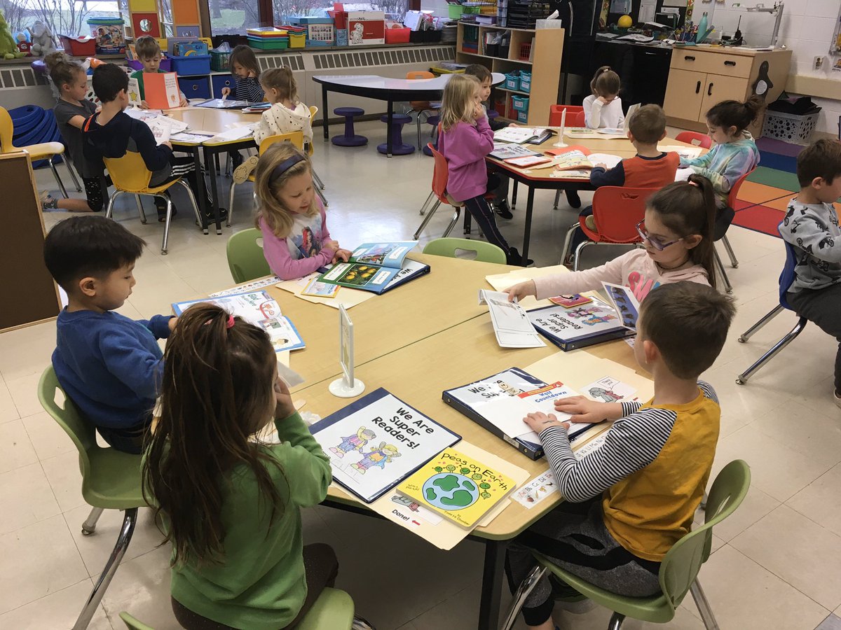 MrsPitaro109's tweet photo. I LOVE how much my kids LOVE reading! Way to go, Super Readers! 📚 #sp109 #engage109 #iteachk #readingworkshop https://t.co/o7U9ZqukUK