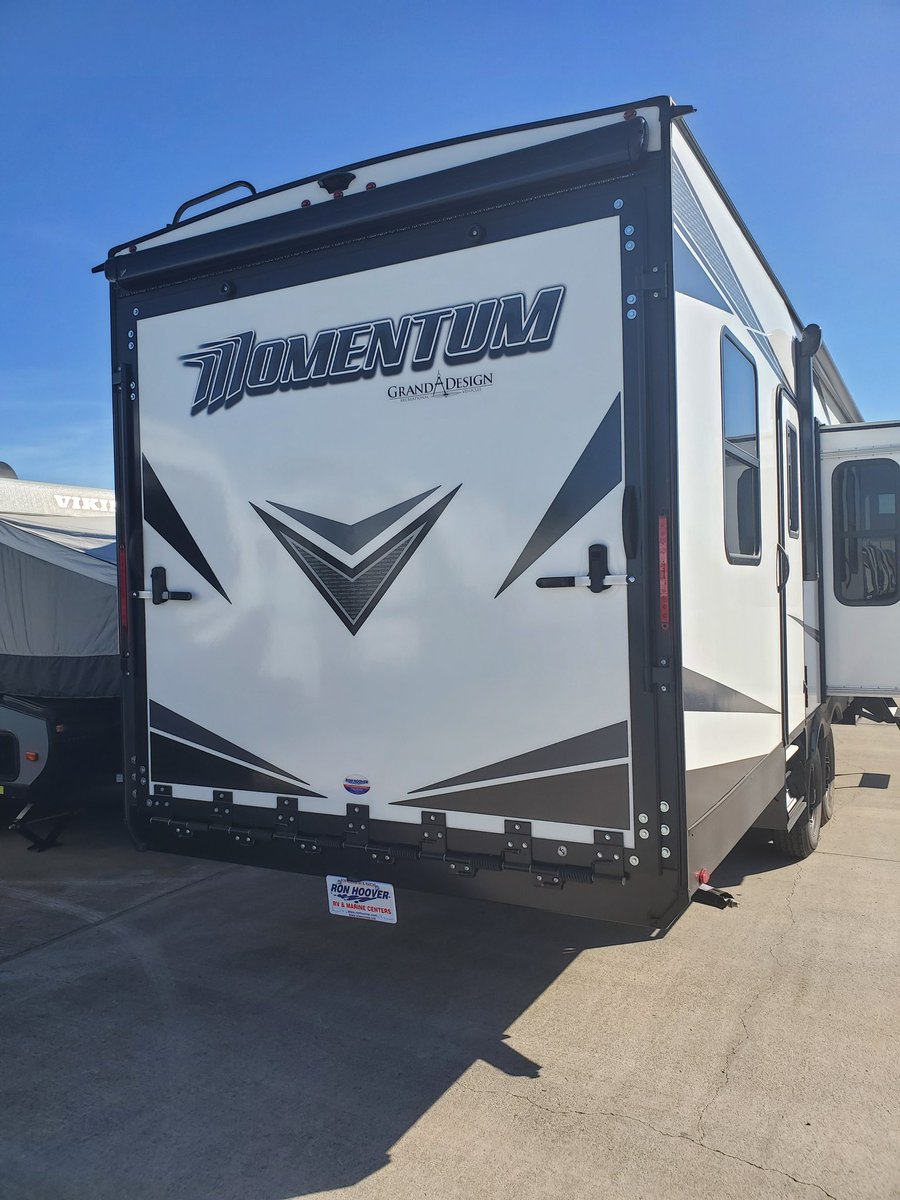 aron_7831's tweet photo. Toy hauler bumper pull. 2020 29ft with generator. Sleeps 6, stand up shower, outside patio with entertainment call Aron 9565090581..
#startmakingmemories
#lovemyjob
@frankgom5 @SergioA16338196 https://t.co/Bquj55VRUk