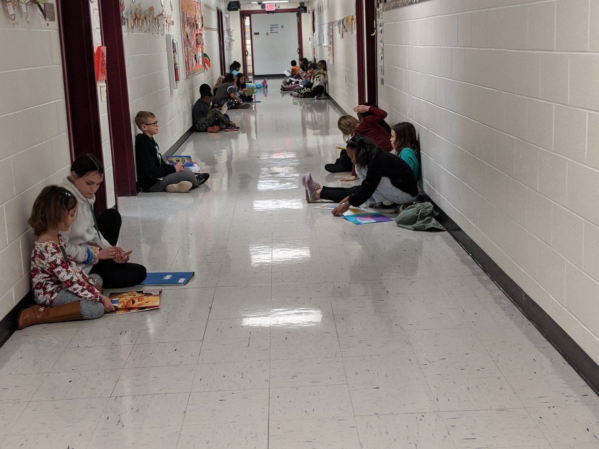 teach1fly's tweet photo. 5th grade reading buddies with their 2nd grade friends in action! #rr_bulldogs https://t.co/L3cyPu1787