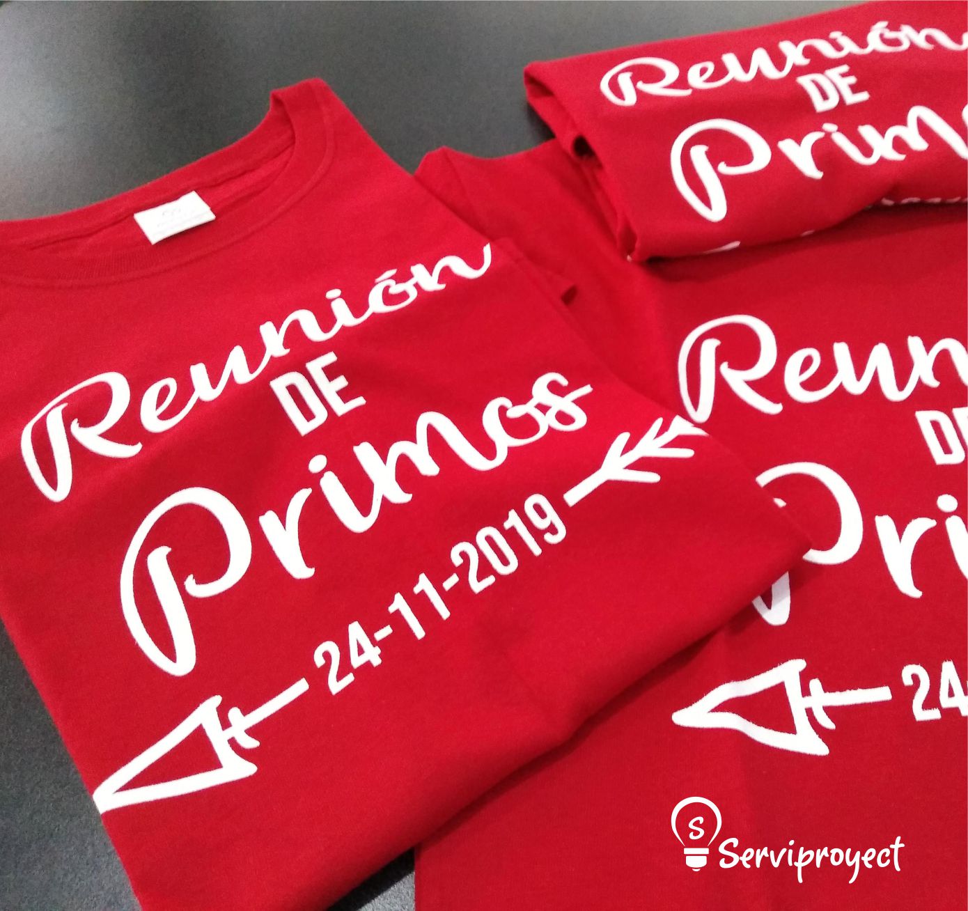 Serviproyect on X Que no falte en tus reuniones el detalle para tus invitados Realizamos playeras con estampados navidenos o familiares Personalizala a tu gusto y manda whatsapp al 4612950810 para