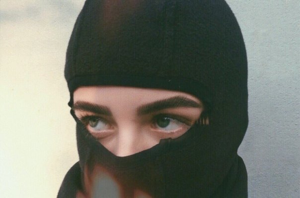 Сначала,тебе скажут,что надо по-дрyгомy одеться.Потом скажyт,что надо похyдеть.Потом—что надо энергичнее двигаться и смотреть веселее! Оптимистичнее.И не жаловаться. Сменить прическy надо. Прочитать моднyю книгy и фильмы для саморазвития посмотреть. Это зря.