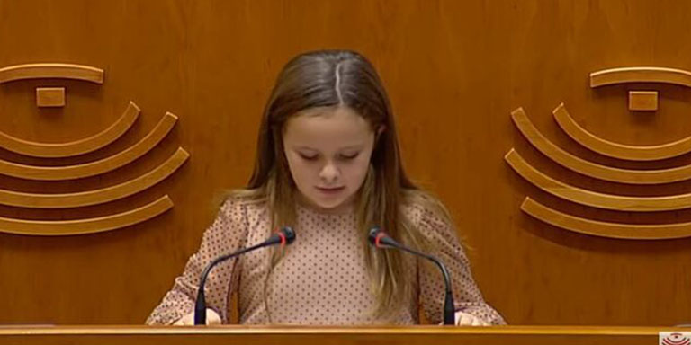#Elsa, una niña #transexual de 8 años conmociona😍 a la Asamblea de #Extremadura con su discurso en el 4º Pleno Escolar contra el #Bullying por la #LGTBIfobia #VisibilidadLGTBI🏳️‍🌈 togayther.es/noticias/visib…