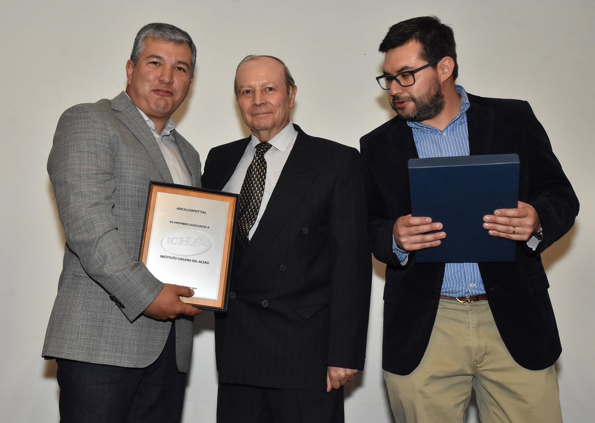 ELemusse's tweet photo. Participamos de la Cena Anual del Acero, organizada por @ICHA_Acero. Hablamos sobre los nuevos desafíos entorno a la ingeniería y arquitectura del #acero.
Para #Lemusse la  #economiacircular y la #innovación han sido clave en el valor agregado de nuestra propuesta. https://t.co/k4n5VCuiUE