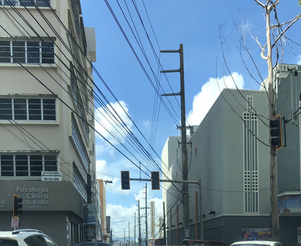 ubermanpr's tweet photo. @DTOP dos años y aun no arreglan este semáforo nadie de la agencia pasa por ahi. Por culpa de ustedes siempre hay tapon ahi. Calle del Parque y Ponce de Leon(Firstbank). @wandavazquezg https://t.co/jmUd6NYJu9