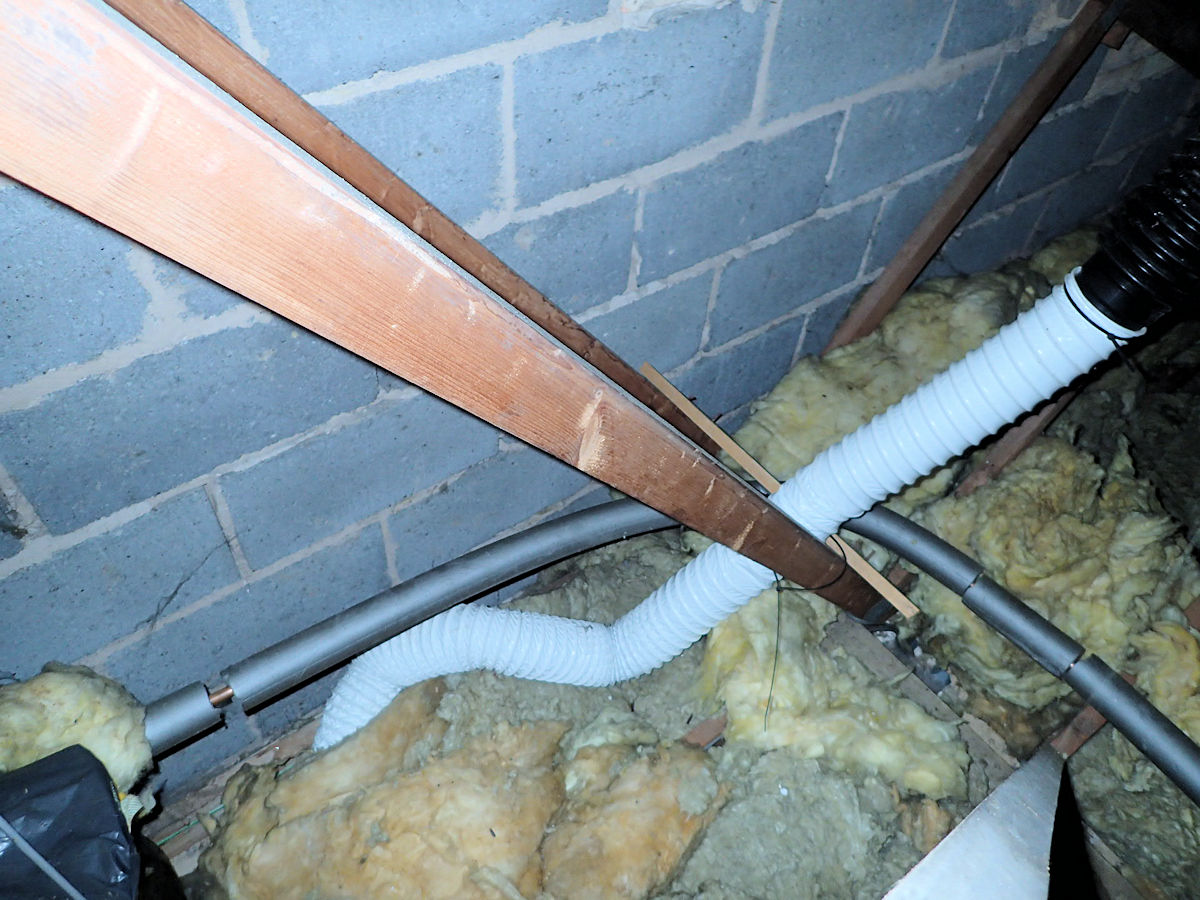 Oh dear. The small extractor fan to the wet room in this house struggles to move air through over 3m of convoluted and flexible duct. Condensate forms in the duct, mould grows on the wet room ceiling and elsewhere in the house due to the poor extract rate. #mould