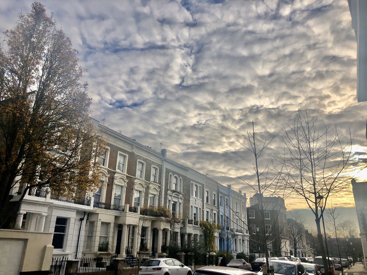 PositiveSpiritM's tweet image. Beautiful blanket of clouds in #London today! Let the clouds drift.....