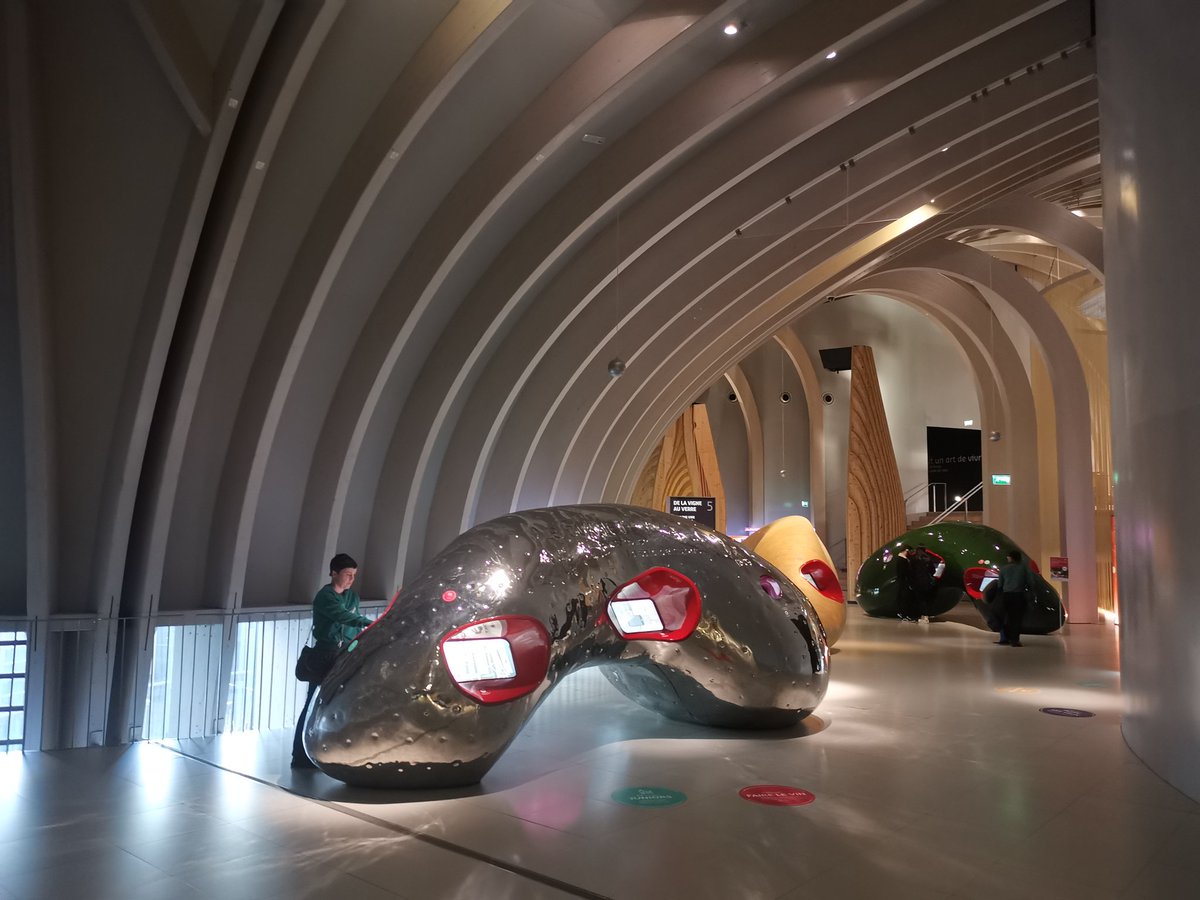 Jugrinard's tweet photo. Magnifique Cité du vin🍷une immersion tout en douceur pour #capcom19 Direction l'Hôtel du département pour la conférence ” Vin, patrimoine et terroir ” par Stéphane Olivesi @capcom  #VP7 https://t.co/DQgtuuhAa9