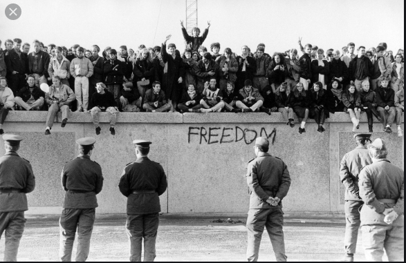 iii_tem's tweet photo. Hace 30 años, caía por fin el Muro de Berlín: El muro de la vergüenza que separaba el terror comunista de la libertad y que mantuvo a los ciudadanos de Alemania del Este en una cárcel permanente cuya condena duró 10.315 días.

“Tear Down This Wall”. #DidacticaCCSS #DcsUva https://t.co/6lrn6RWwW3