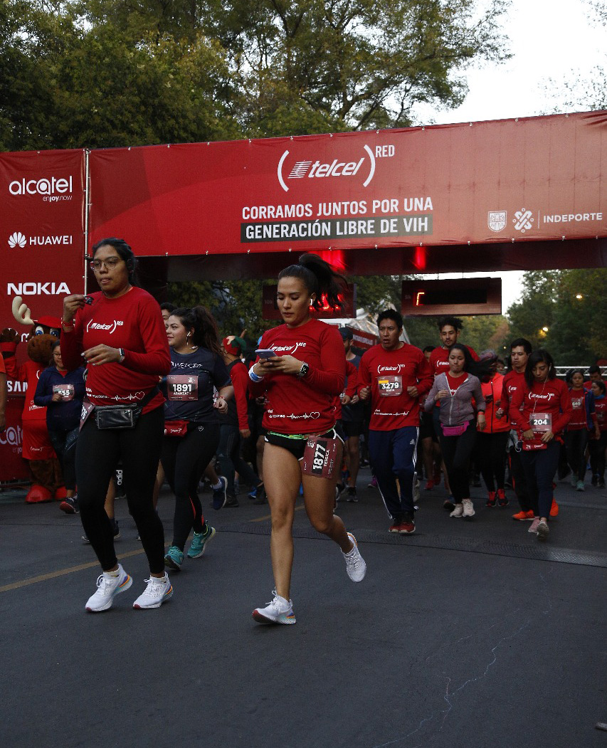 Reforma's tweet photo. Gracias al esfuerzo de miles de corredores, se llevó a cabo por octavo año consecutivo la #CarreraTelcelRED con el objetivo de generar mayor conciencia acerca de la transmisión vertical del virus (VIH) de madres a hijos https://t.co/uqsljZ14SX #Ad https://t.co/YSrcuWdOdz