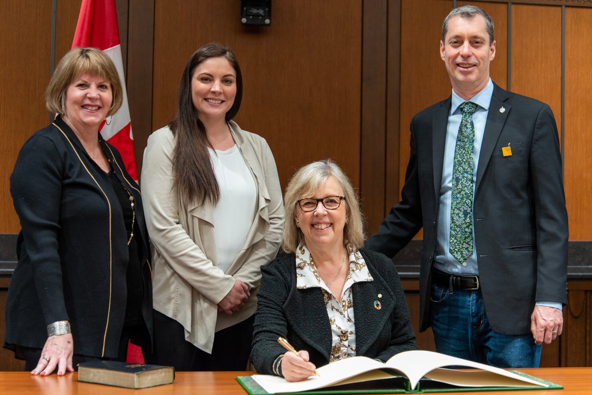 This morning, Elizabeth May was sworn in as MP for Saanich-Gulf Islands for the 43rd Parliament.

Elizabeth has been an MP for eight years so she’s no stranger to the process. But this year, she was sworn in with her caucus team right by her side.